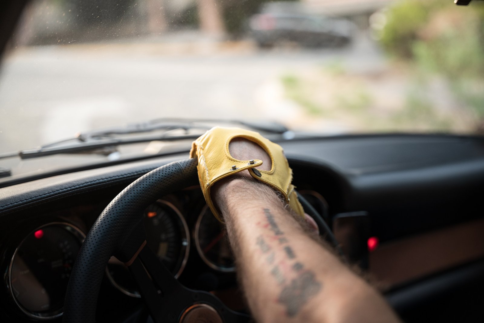 Gildo Bo driving, lifestyle detail
